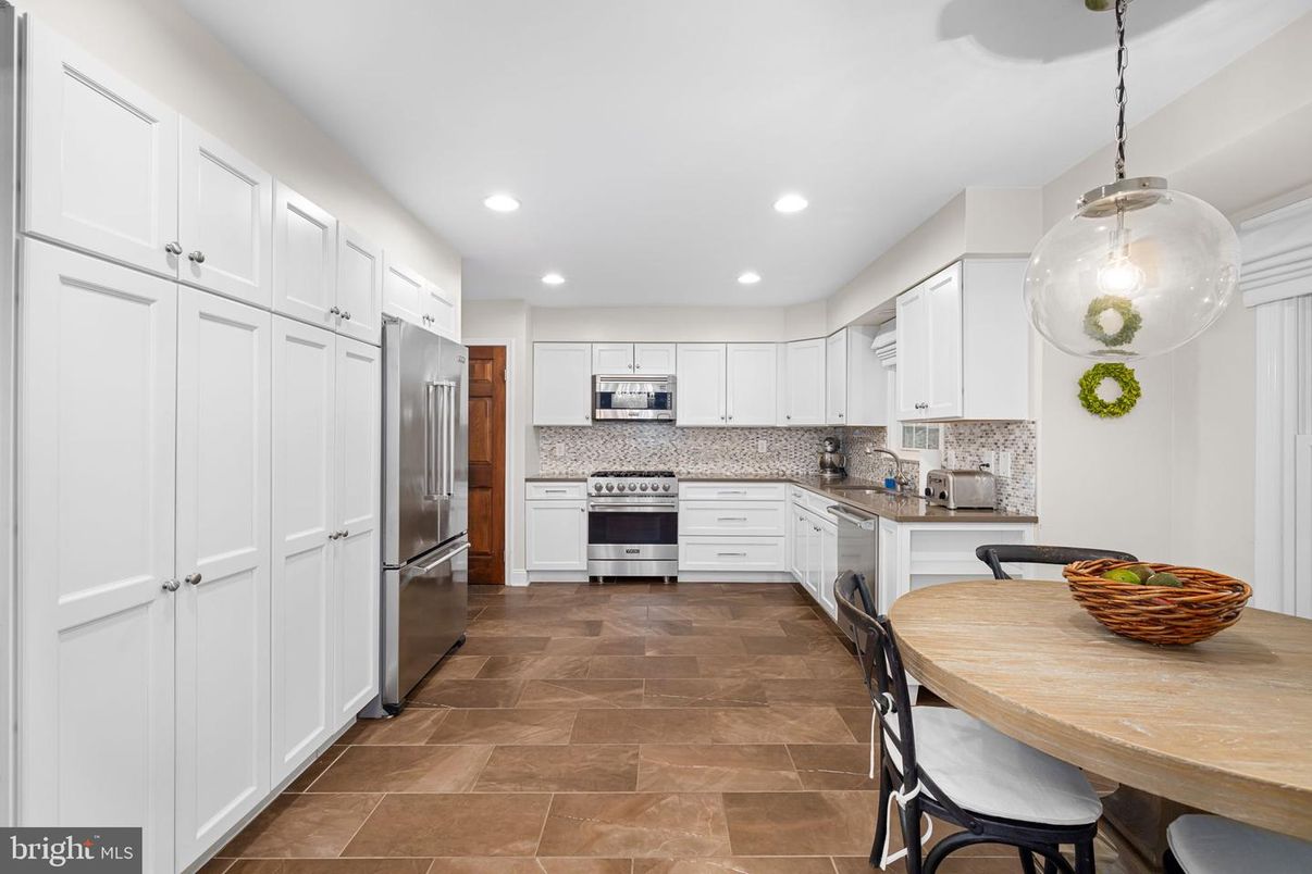 Dining room, Interior, Kitchen, Pendant Lights, Recessed Lighting, Stainless Steel Appliances