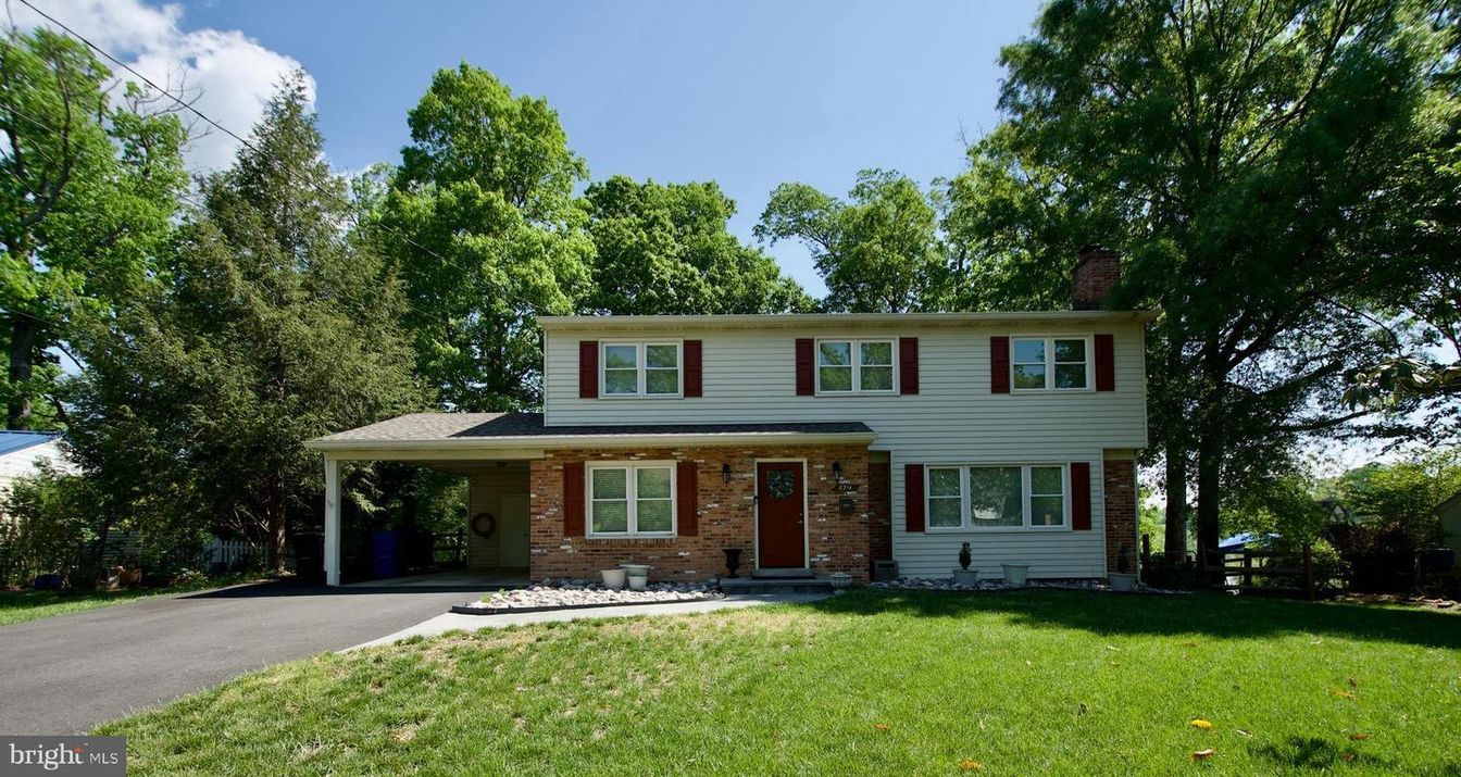Attached, Exterior, Facade, Brick Facade, Georgian