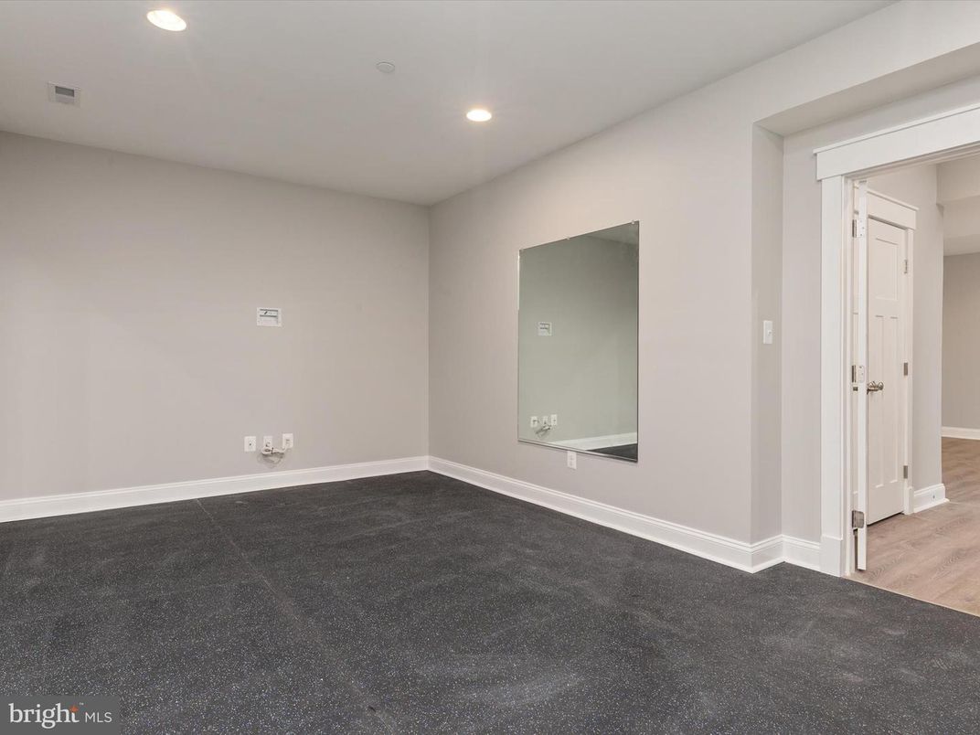 Empty room, Interior, Recessed Lighting
