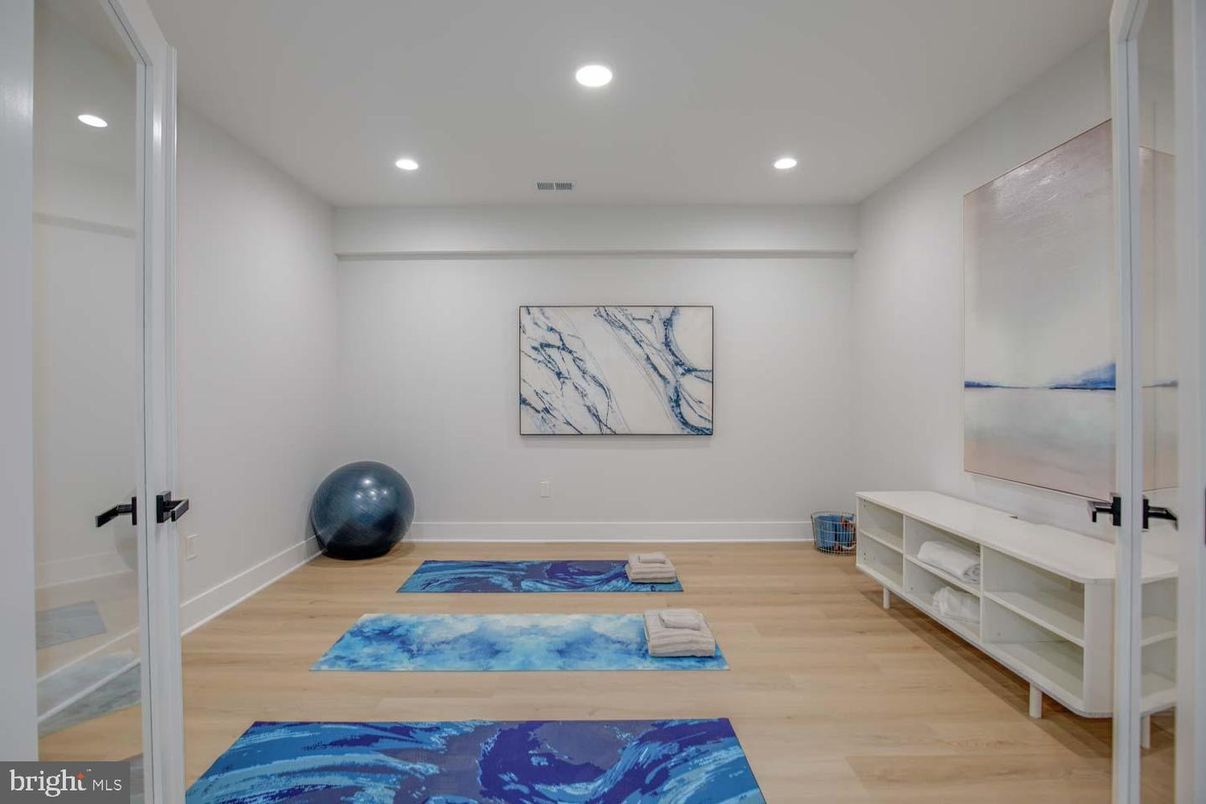 Interior, Recessed Lighting, Wood Texture Flooring