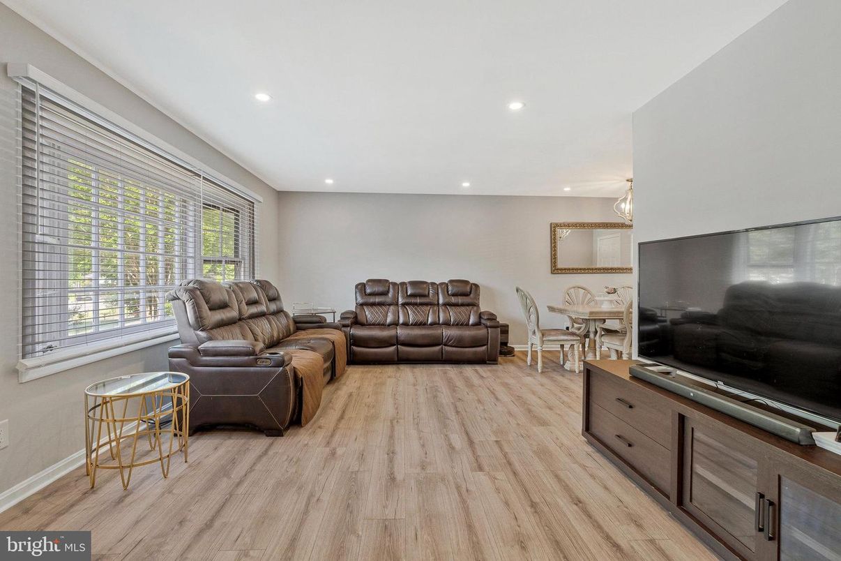 Dining room, Interior, Living room, Pendant Lights, Recessed Lighting, Wood Texture Flooring