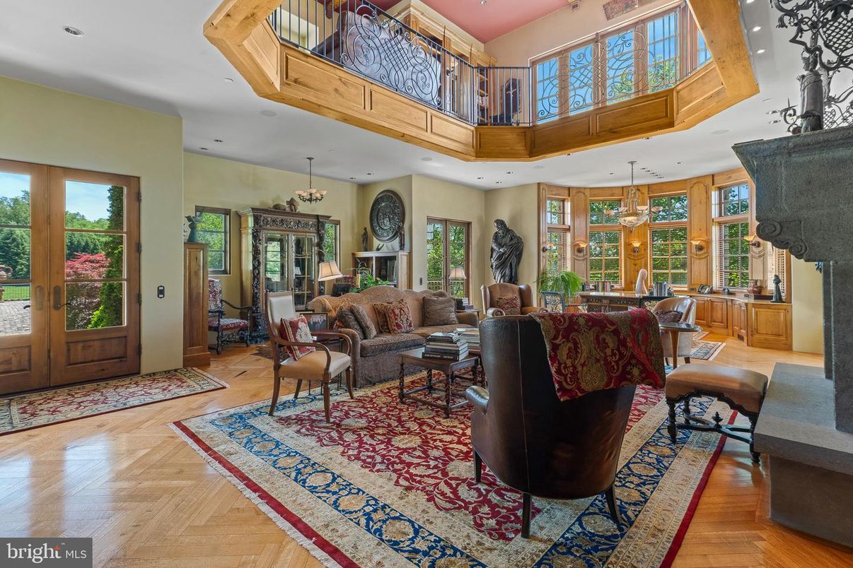Chandelier, Dining room, Interior, Living room, Recessed Lighting, Wood Texture Flooring