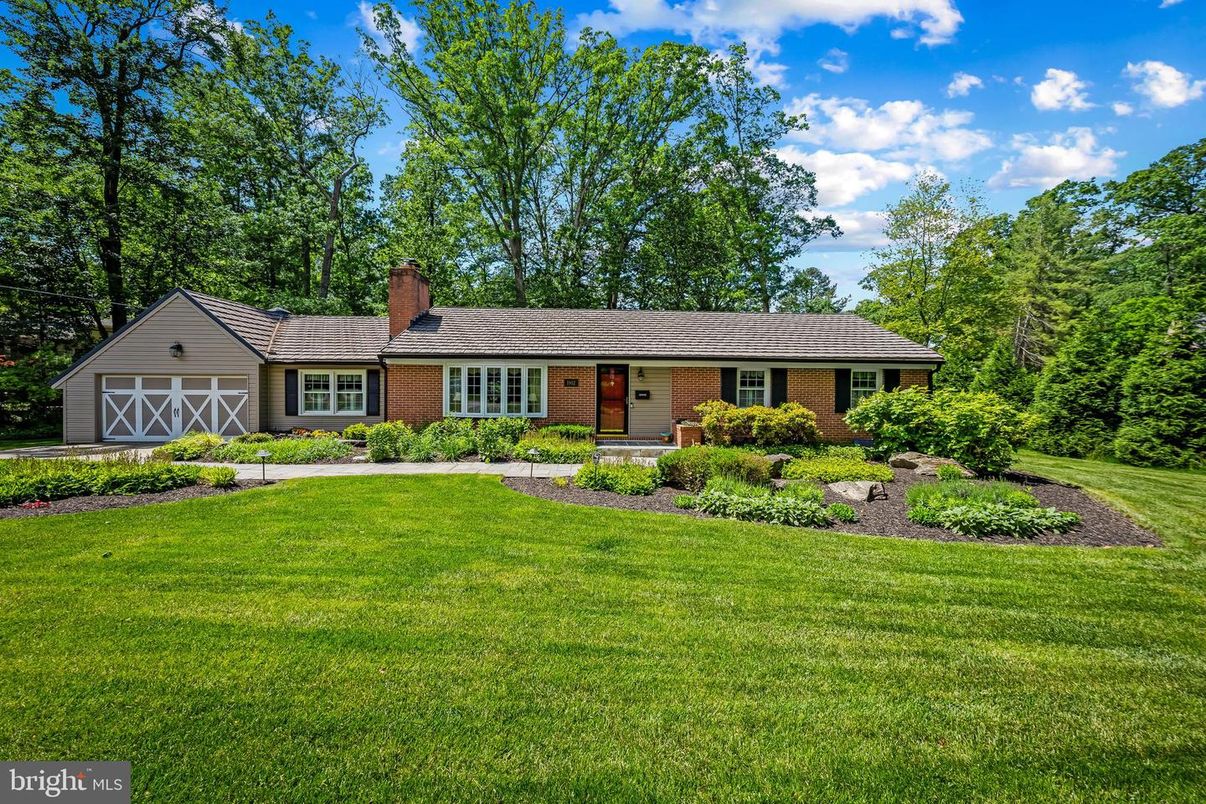 Attached, Exterior, Facade, Brick Facade, Ranch