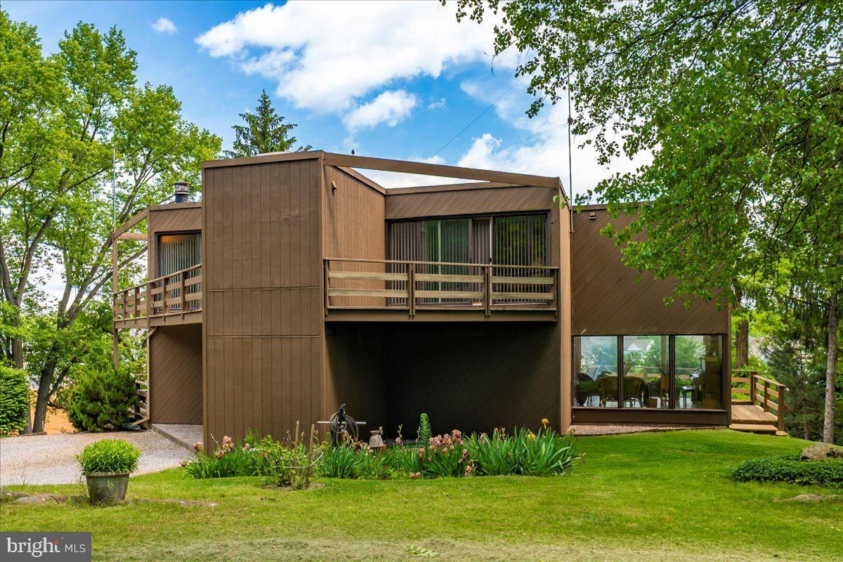 Backyard, Exterior, Facade, Modern