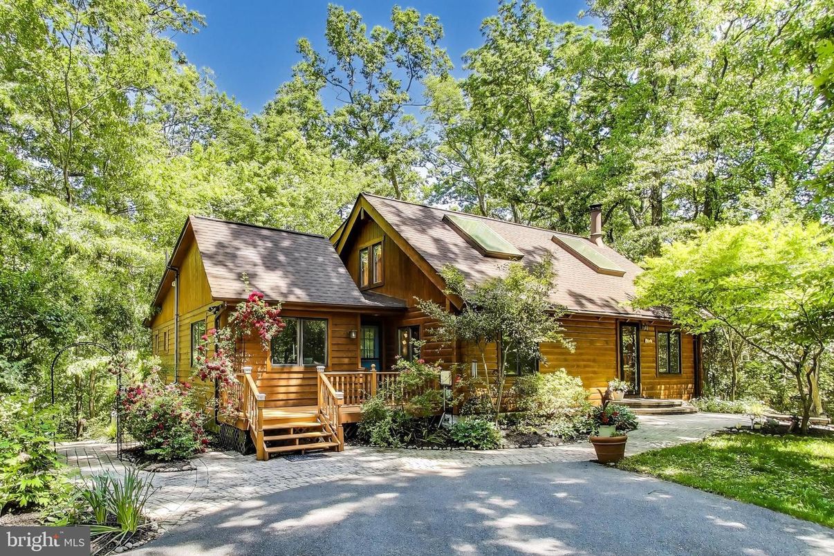 Exterior, Facade, Log Home