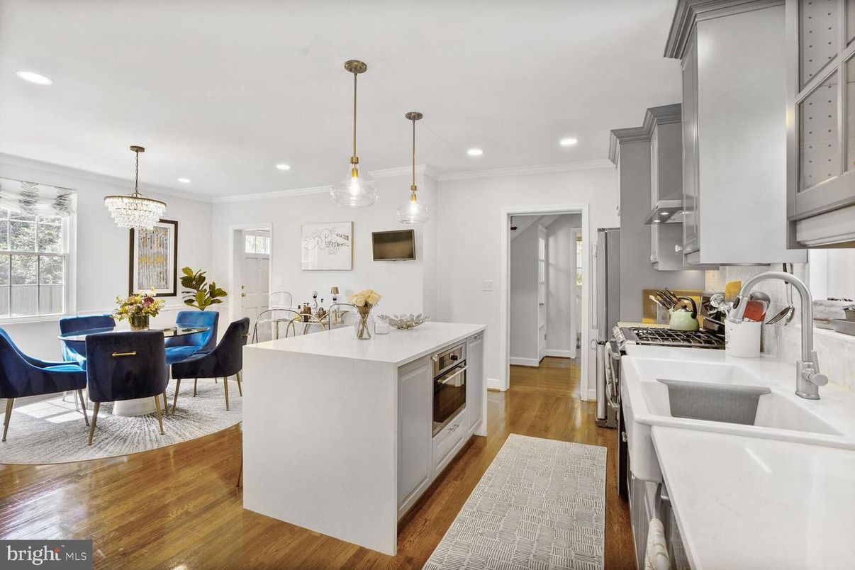 Chandelier, Dining room, Interior, Kitchen, Pendant Lights, Recessed Lighting, Wood Texture Flooring
