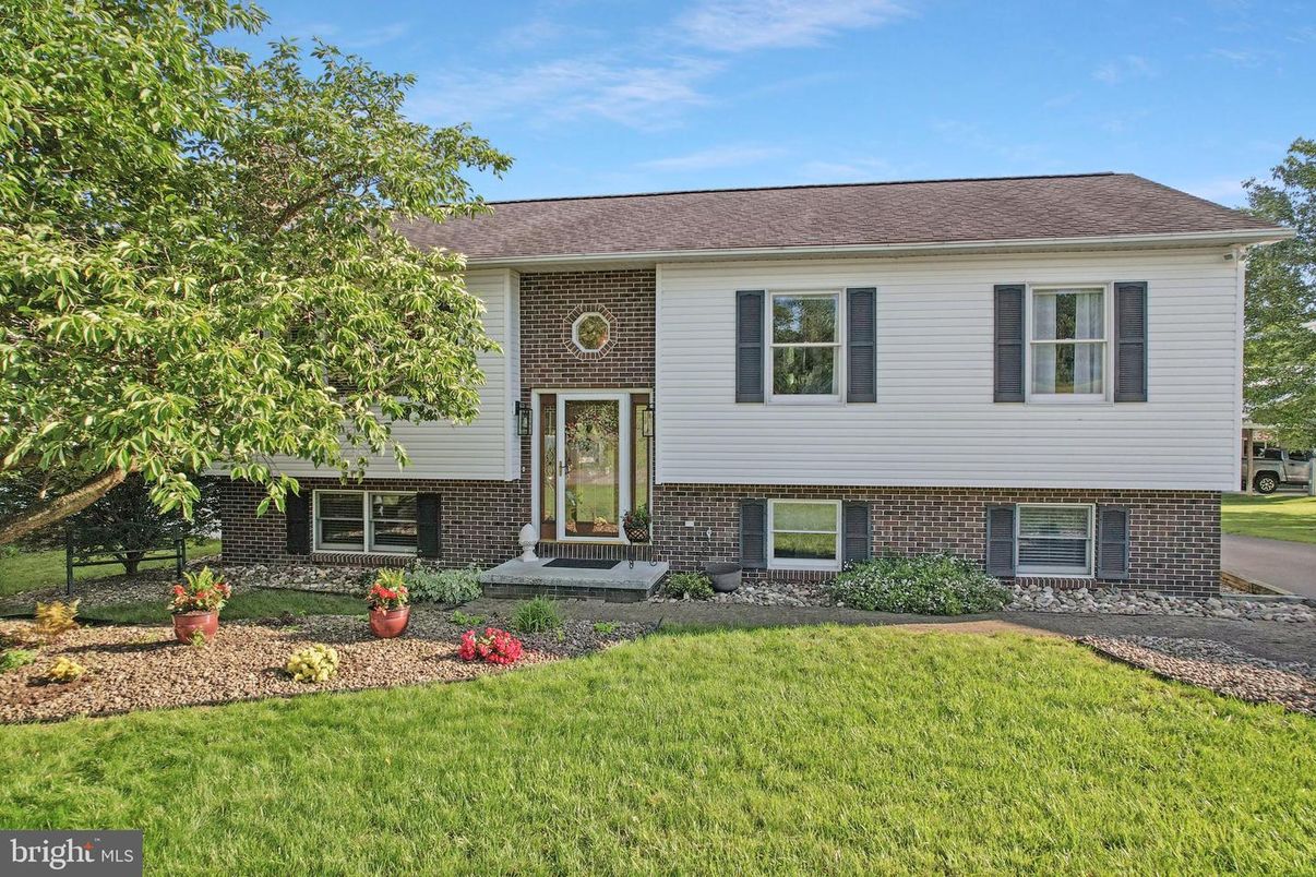 Exterior, Facade, Brick Facade, Raised Ranch