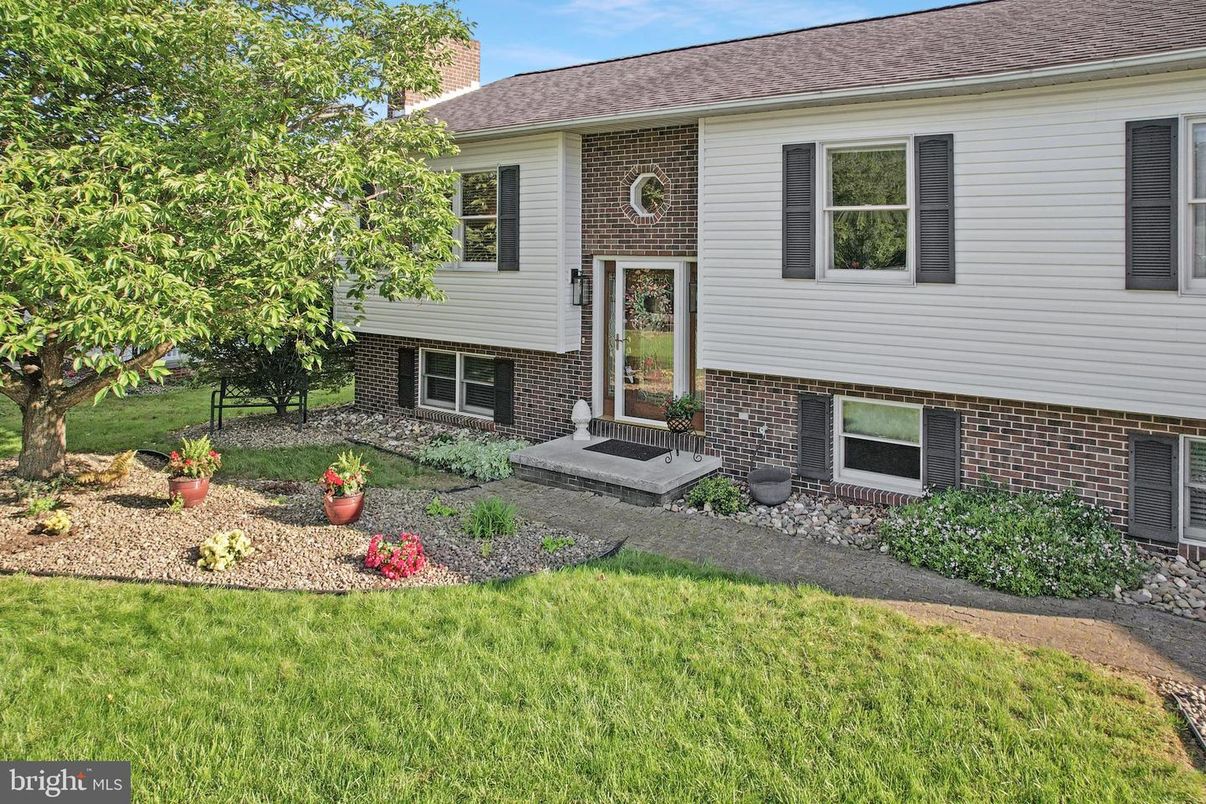 Exterior, Facade, Brick Facade, Raised Ranch