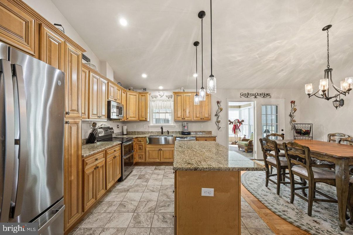 Chandelier, Dining room, Interior, Kitchen, Marble, Pendant Lights, Recessed Lighting, Stainless Steel Appliances