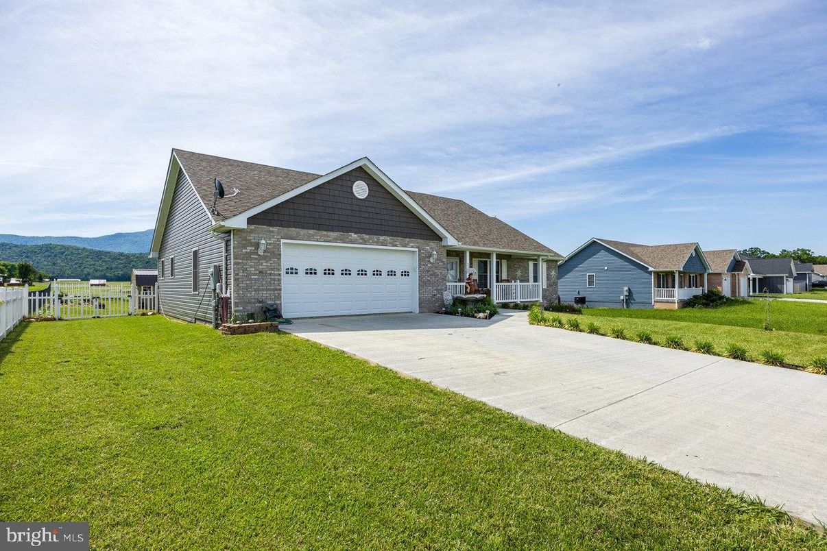 Attached, Exterior, Facade, Brick Facade, Ranch