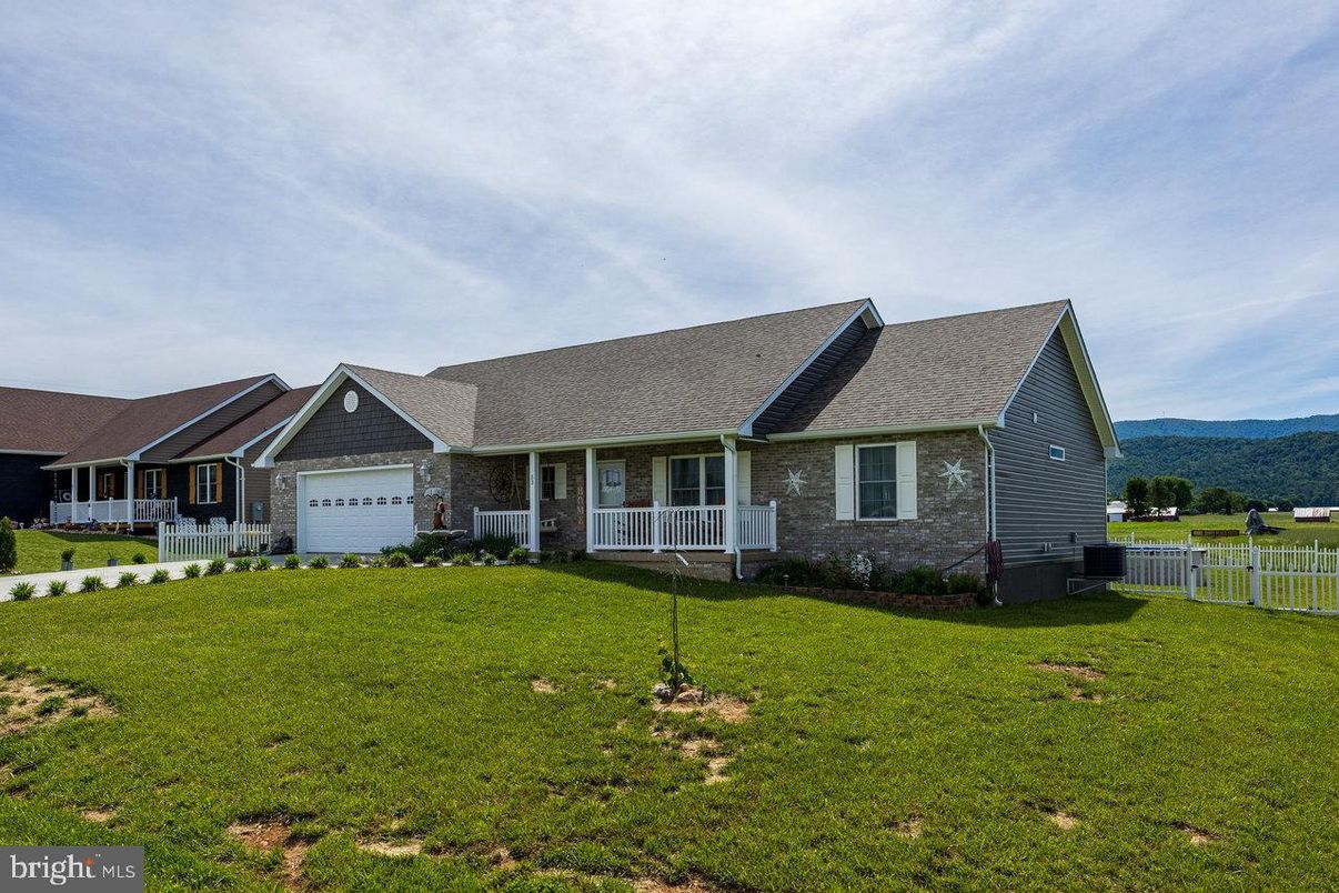 Attached, Backyard, Exterior, Facade, Brick Facade, Cape Cod