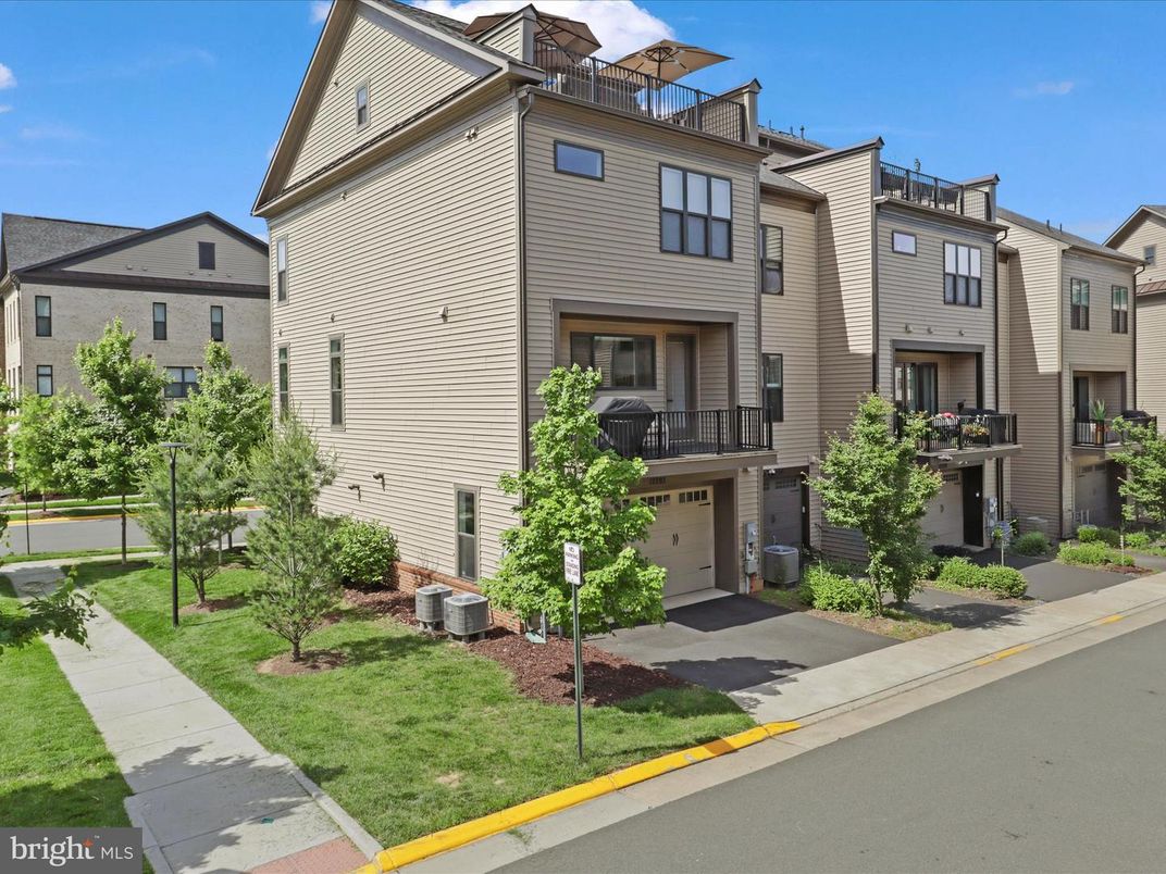 Attached, Exterior, Facade, Rowhouse