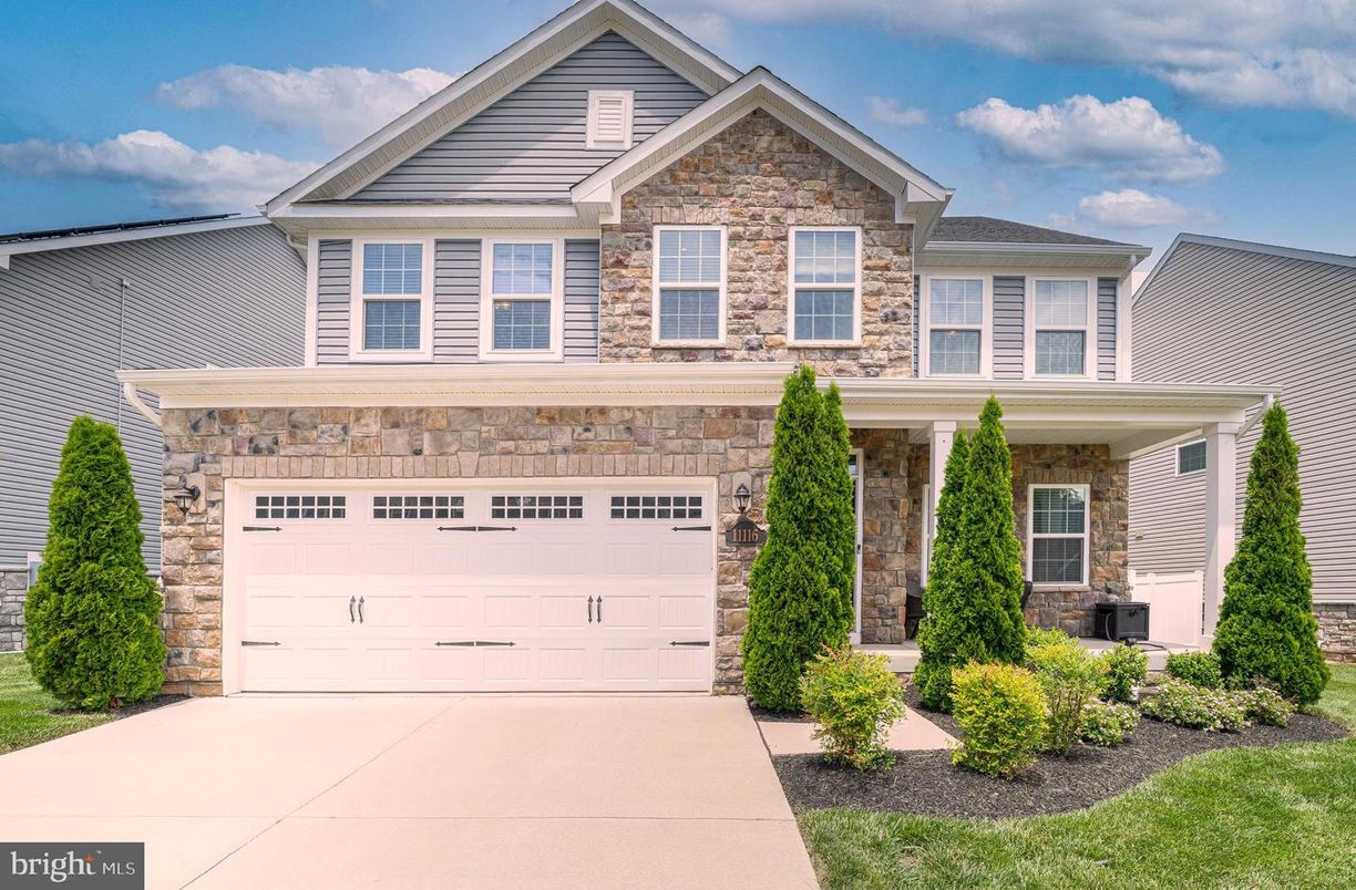 Attached, Exterior, Facade, American Craftsman