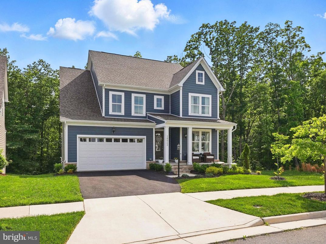Attached, Exterior, Facade, Farmhouse