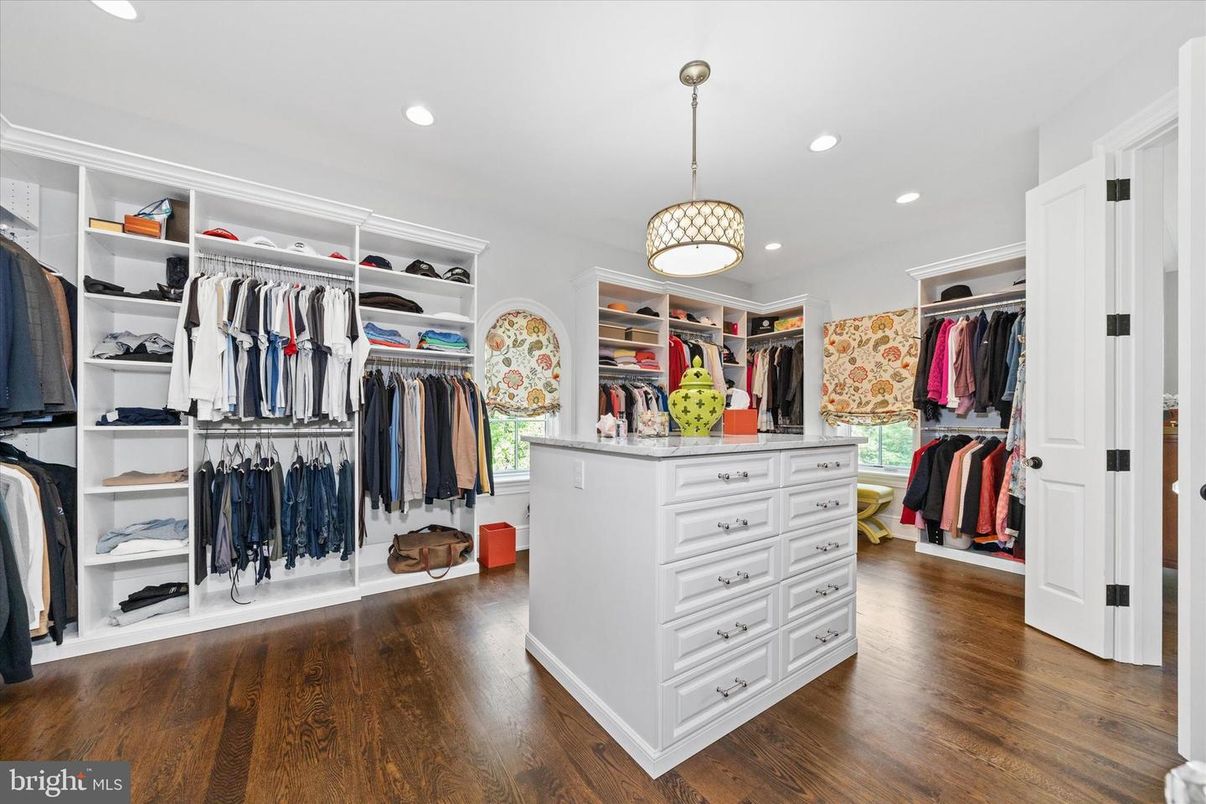 Interior, Pendant Lights, Recessed Lighting, Walk-in Closets, Wood Texture Flooring
