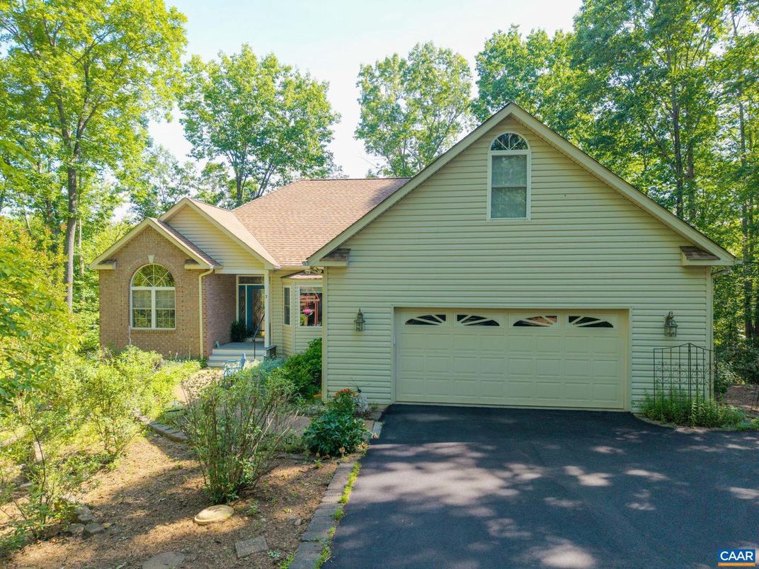 Attached, Exterior, Facade, Ranch