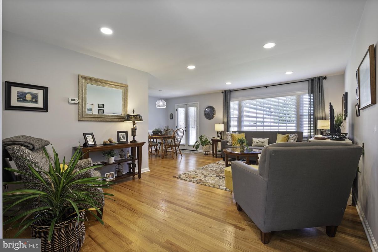 Dining room, Interior, Living room, Recessed Lighting, Wood Texture Flooring
