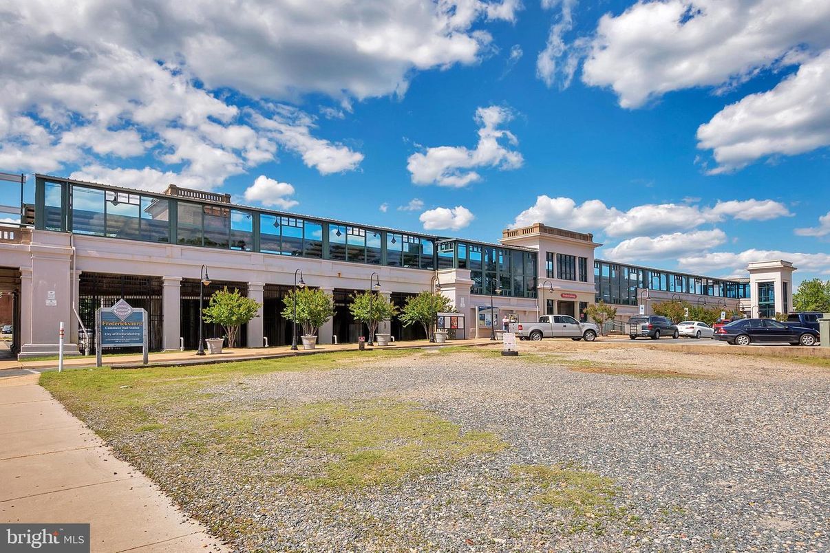 Exterior, Facade, Modern