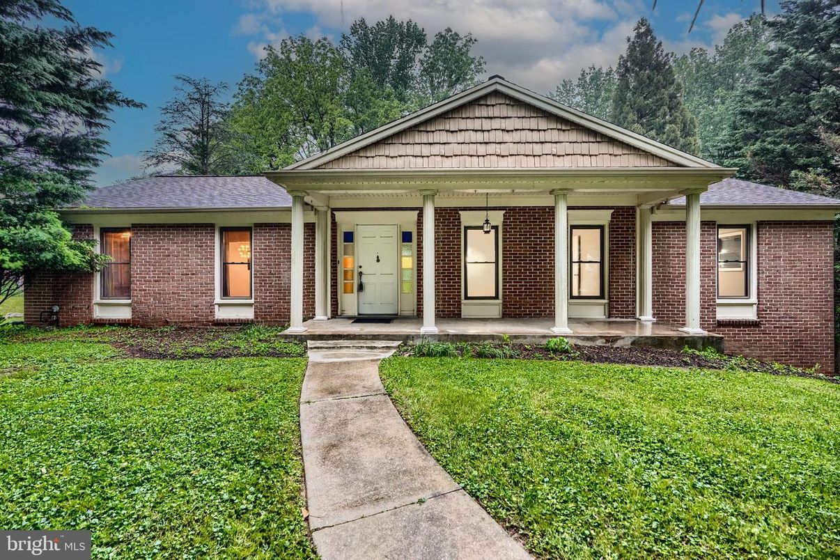 Exterior, Facade, Brick Facade, Ranch