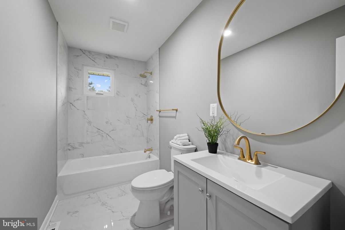Bathroom, Interior, Marble, Marble Walls, Recessed Lighting