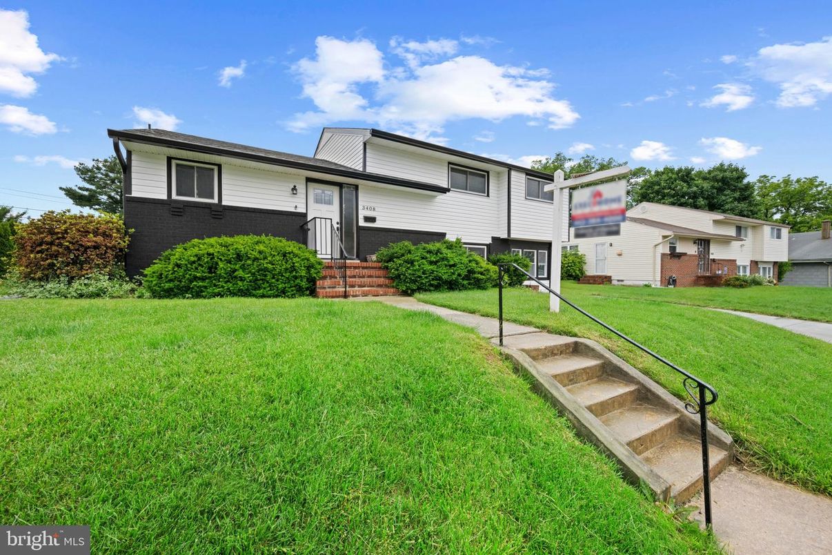 Backyard, Exterior, Facade, Raised Ranch