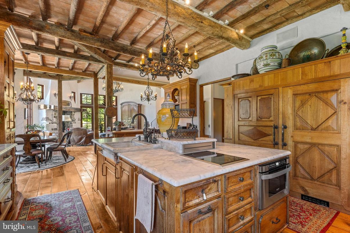 Chandelier, Dining room, Interior, Kitchen, Stainless Steel Appliances, Wooden Beams, Wooden Ceilings, Wood Texture Flooring