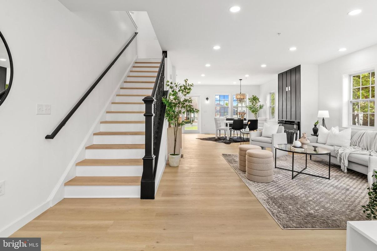 Dining room, Interior, Living room, Pendant Lights, Recessed Lighting, Wood Texture Flooring