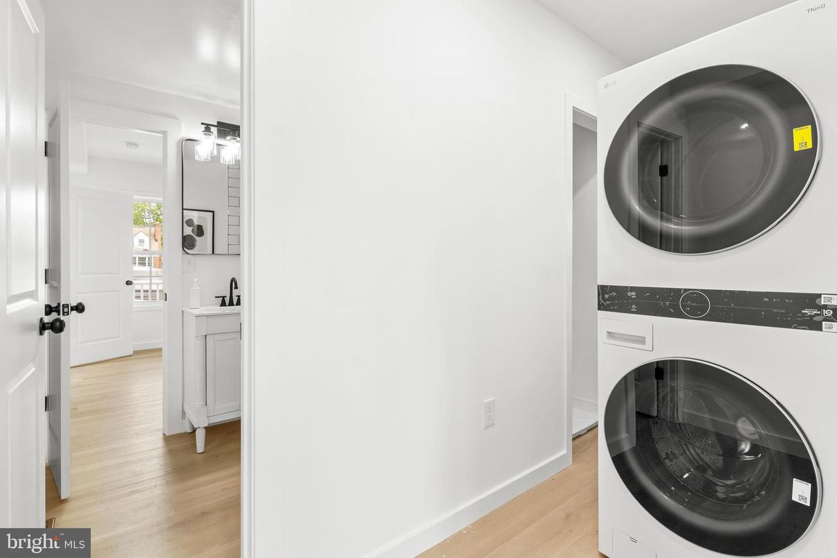 Interior, Utility Closets, Washer, Wood Texture Flooring