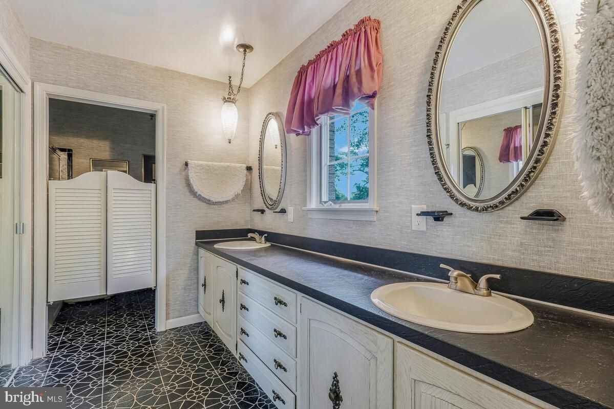 Bathroom, Dual Sink Vanities, Interior, Pendant Lights