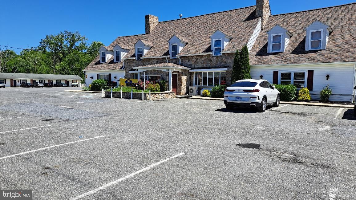 Attached, Exterior, Facade, Cape Cod