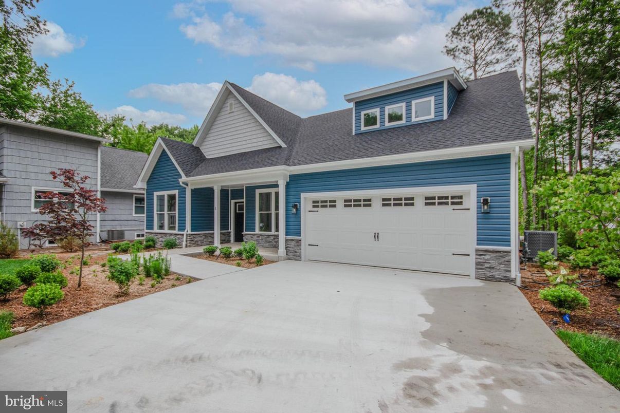 Attached, Exterior, Facade, Cape Cod