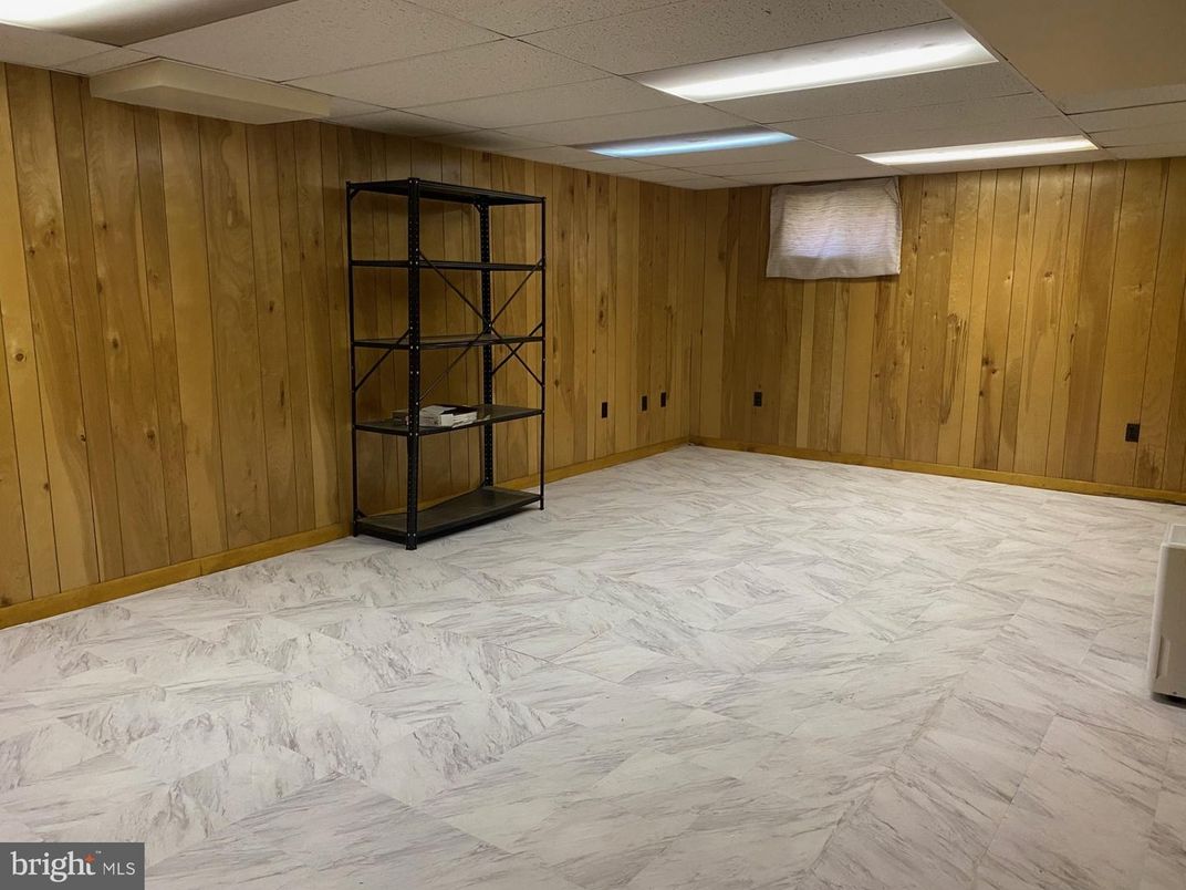 Empty room, Interior, Marble, Recessed Lighting, Wooden Walls