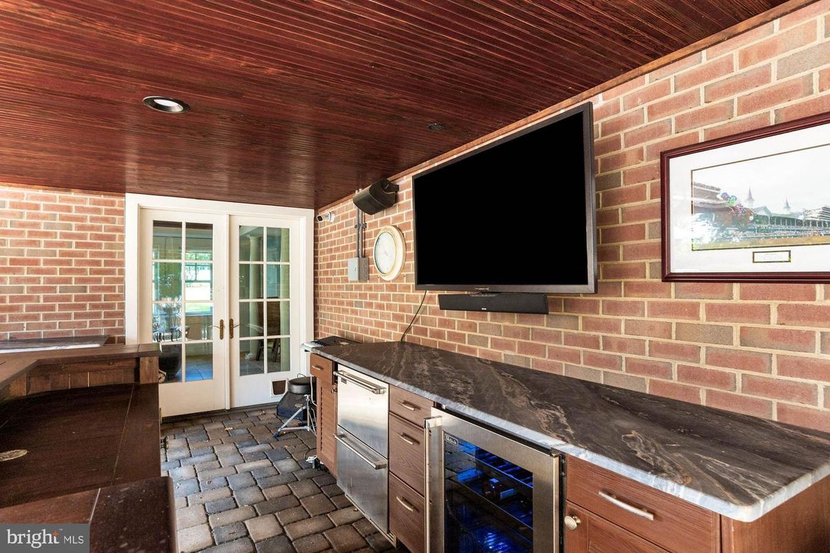 Exterior, Recessed Lighting, Stainless Steel Appliances