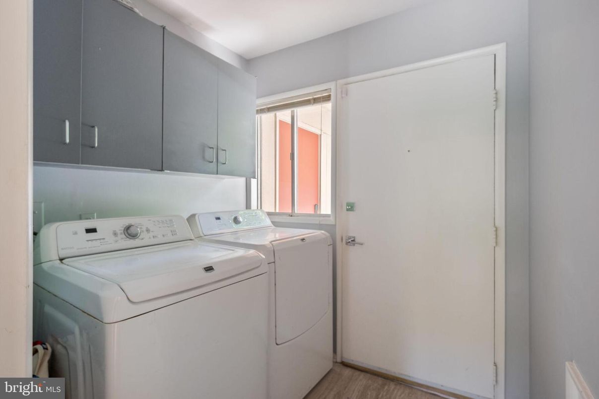 Interior, Washer, Wood Texture Flooring