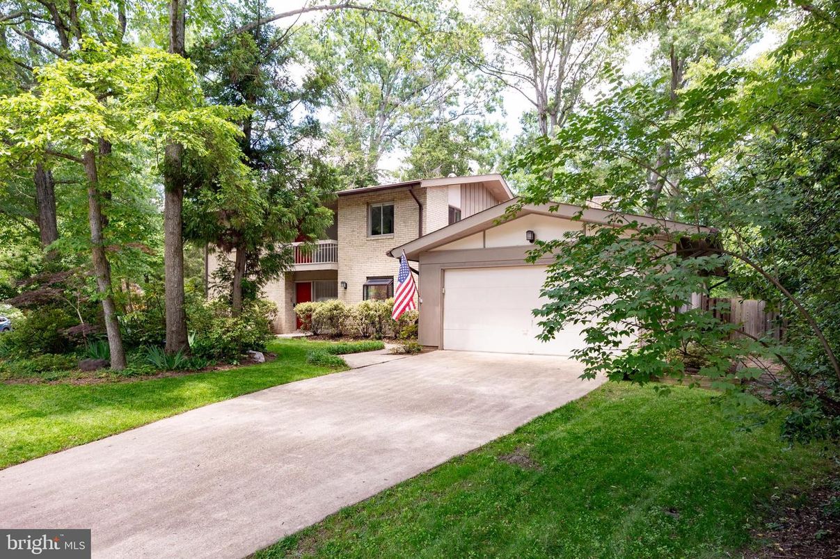 Attached, Backyard, Exterior, Facade, Brick Facade, Split Level