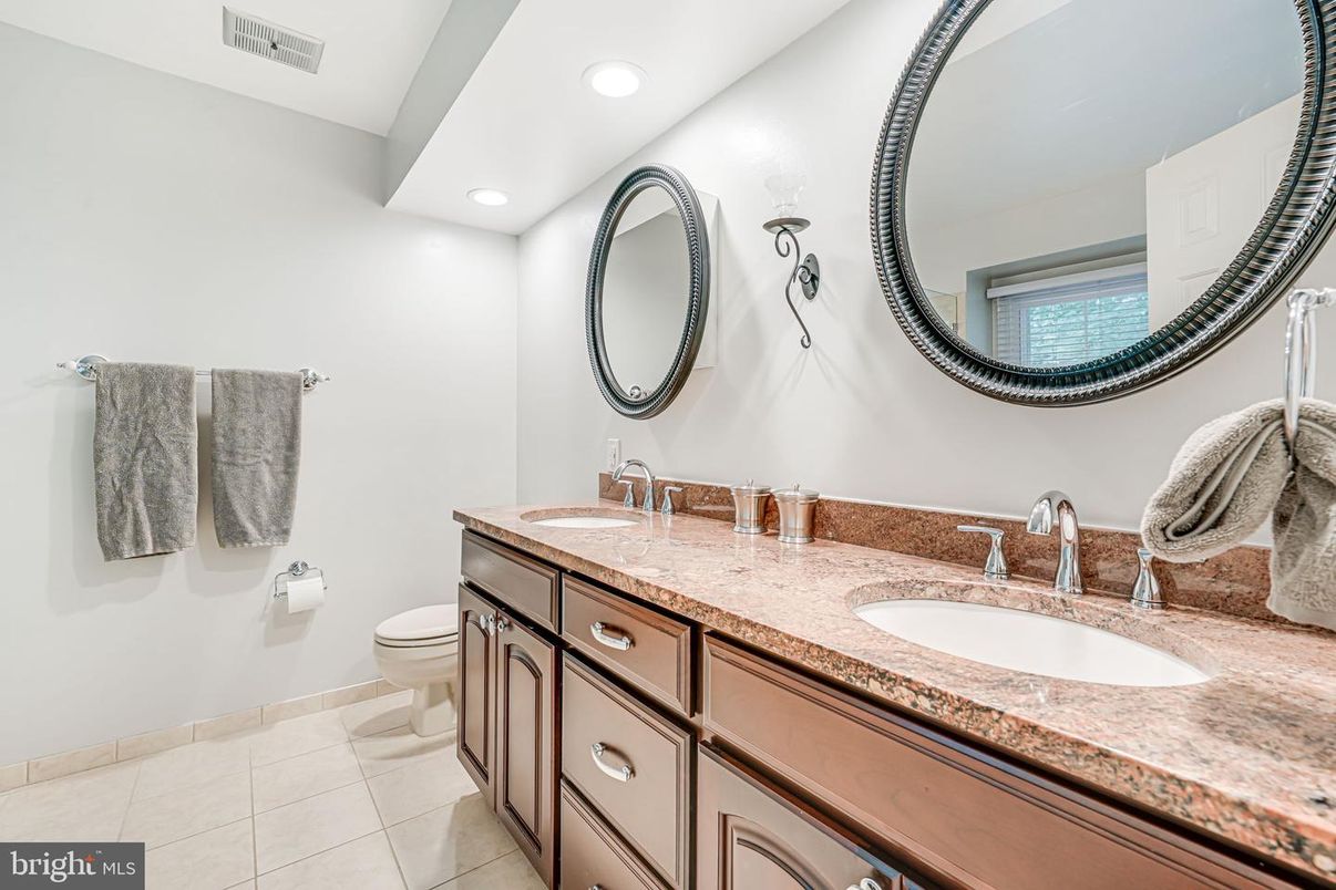 Bathroom, Dual Sink Vanities, Interior, Recessed Lighting