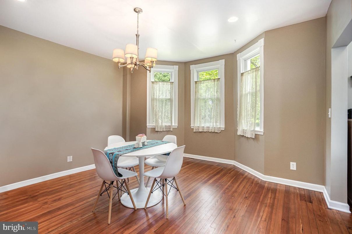 Chandelier, Dining room, Interior, Recessed Lighting, Wood Texture Flooring