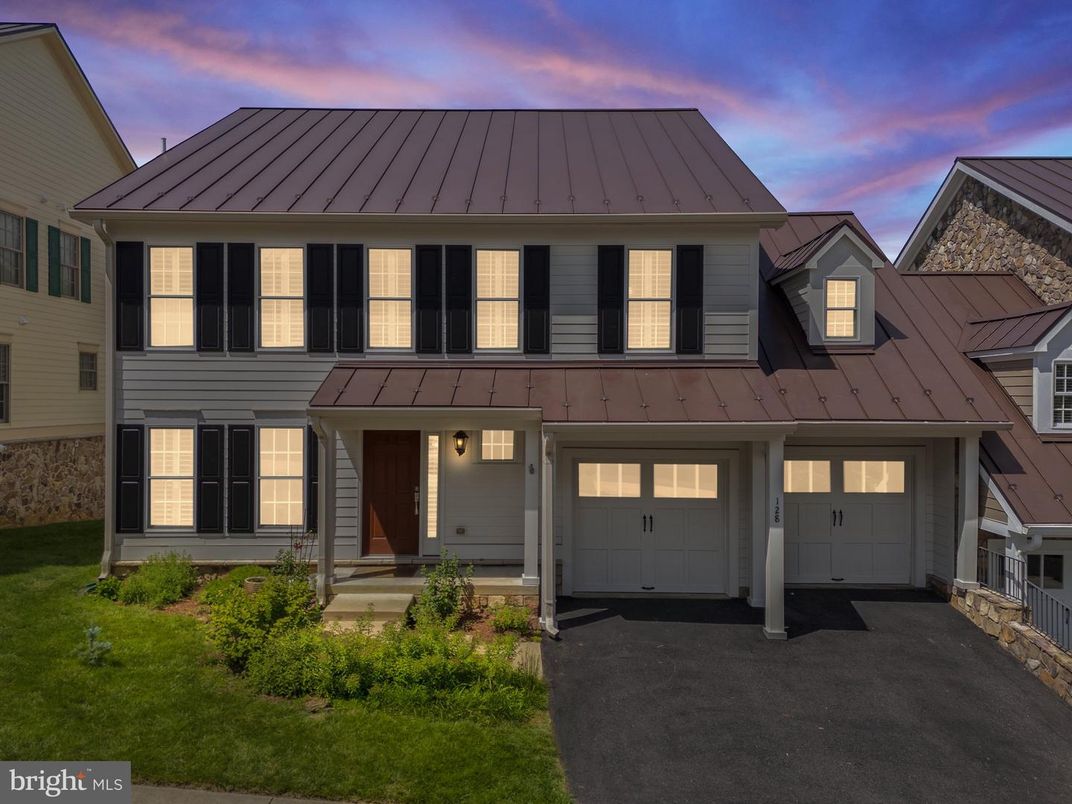 Attached, Exterior, Facade, Farmhouse