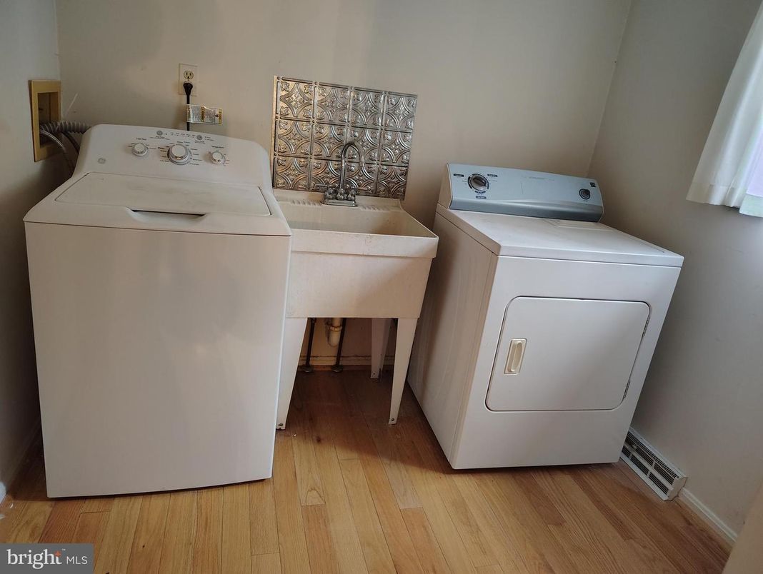 Interior, Utility Closets, Washer, Wood Texture Flooring