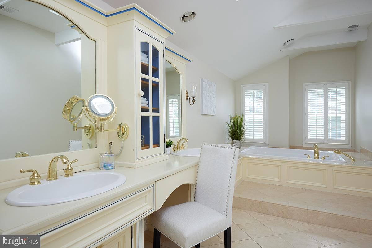 Bathroom, Dual Sink Vanities, Interior