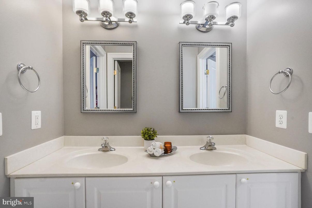Bathroom, Dual Sink Vanities, Interior