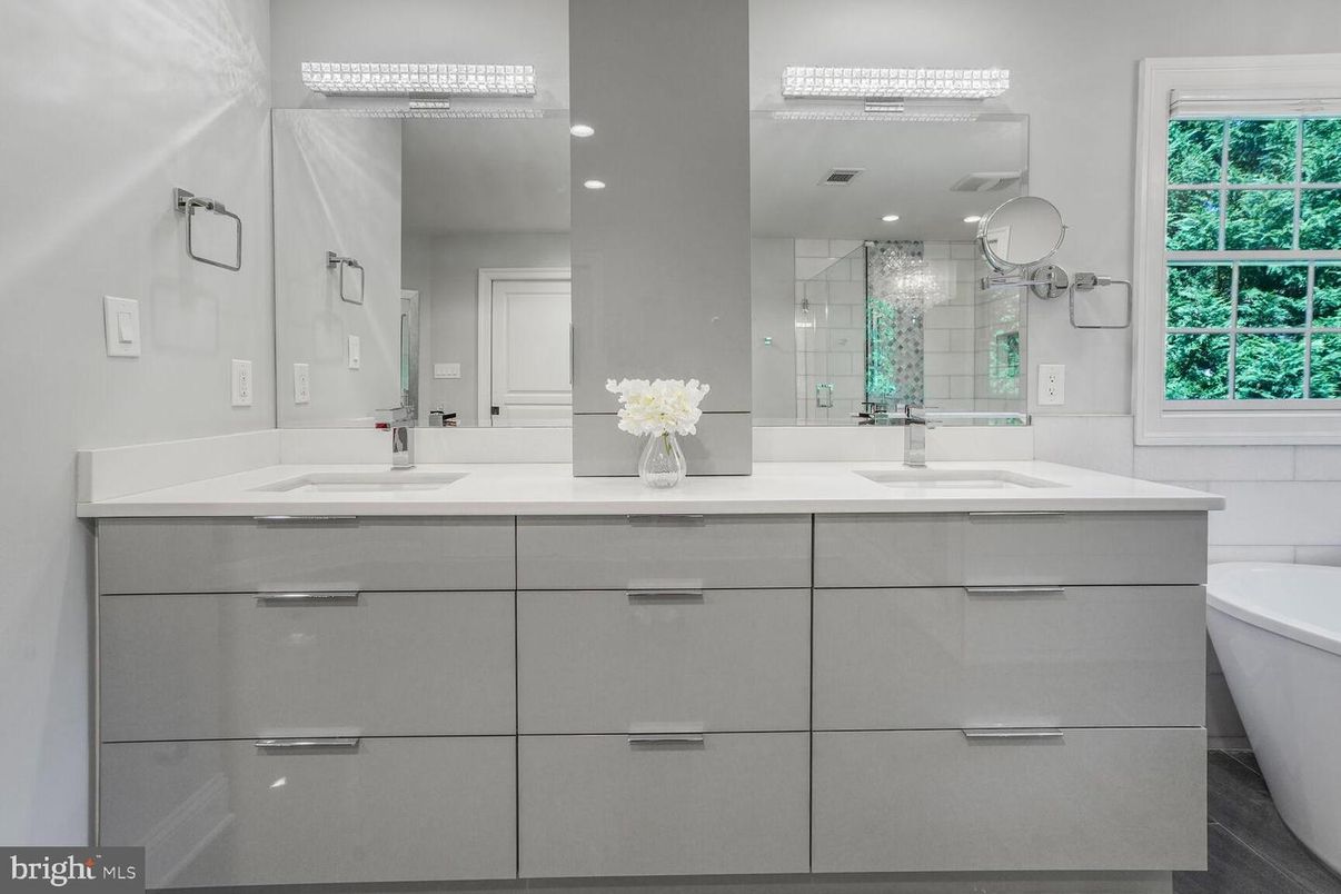 Bathroom, Dual Sink Vanities, Interior, Recessed Lighting