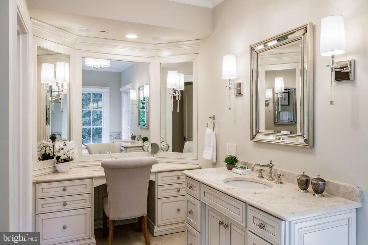 Bathroom, Dual Sink Vanities, Interior, Recessed Lighting