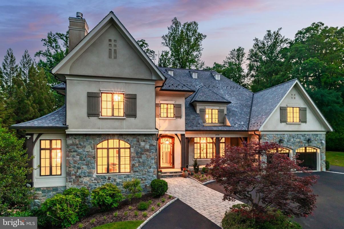Attached, Exterior, Facade, Farmhouse