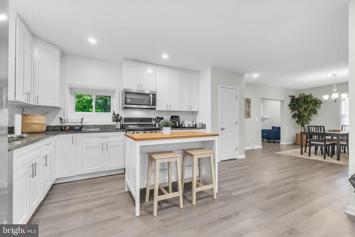 Chandelier, Dining room, Interior, Kitchen, Recessed Lighting, Wood Texture Flooring
