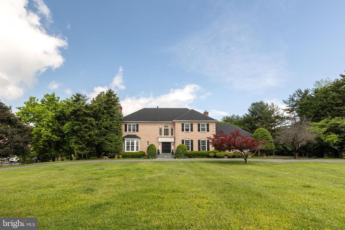 Backyard, Exterior, Facade, Brick Facade, French Provincial