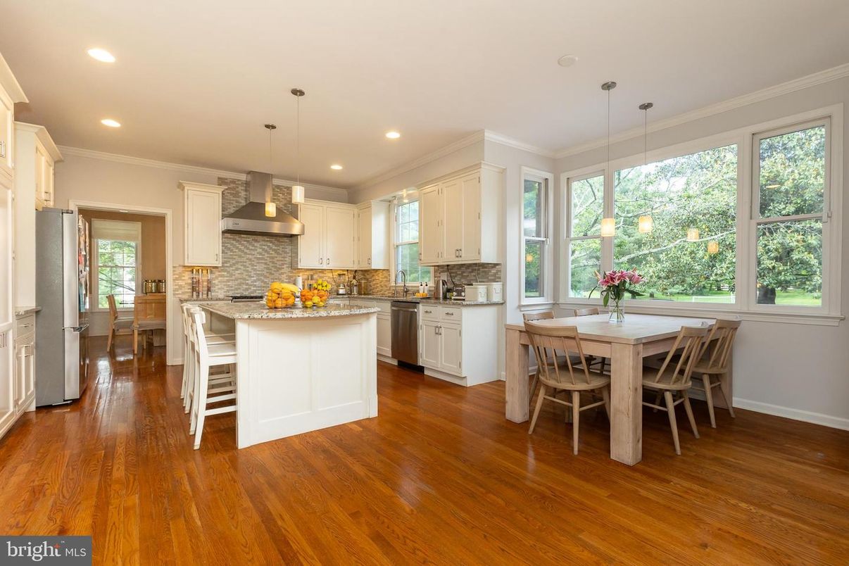 Dining room, Interior, Kitchen, Pendant Lights, Recessed Lighting, Stainless Steel Appliances, Wood Texture Flooring