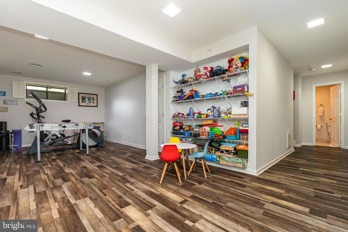 Fitness Equipment, Interior, Recessed Lighting, Wood Texture Flooring