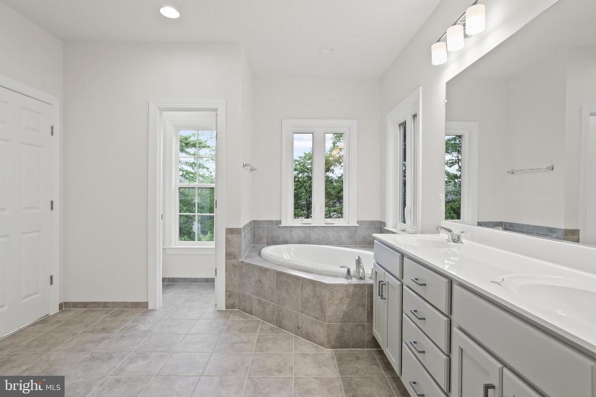Bathroom, Dual Sink Vanities, Interior, Recessed Lighting