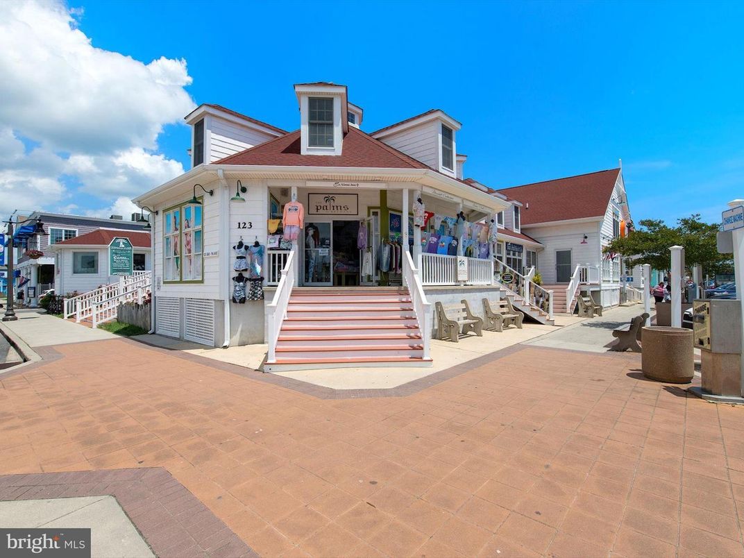 Exterior, Facade, American Foursquare
